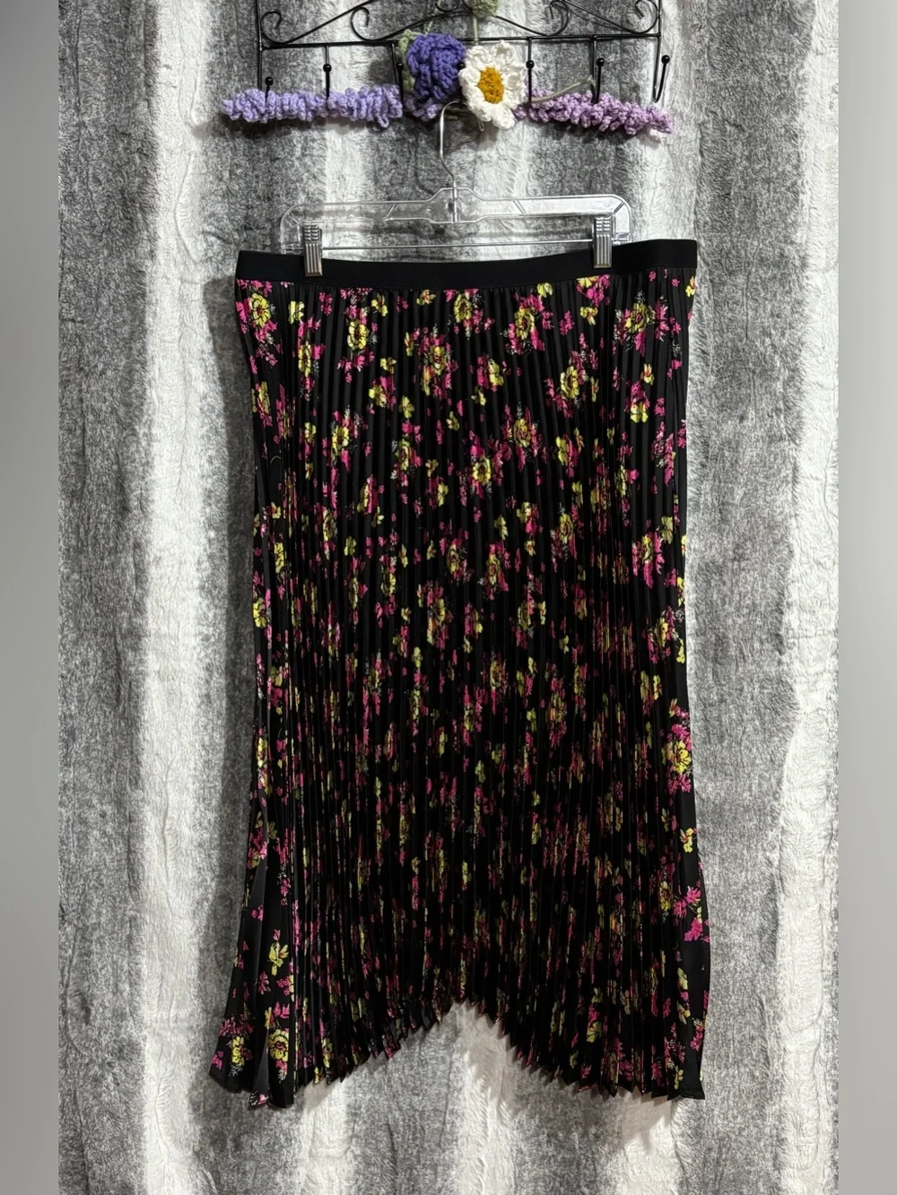 Asymmetrical Pleated Floral Skirt - Black Floral Print size XL (16-18)